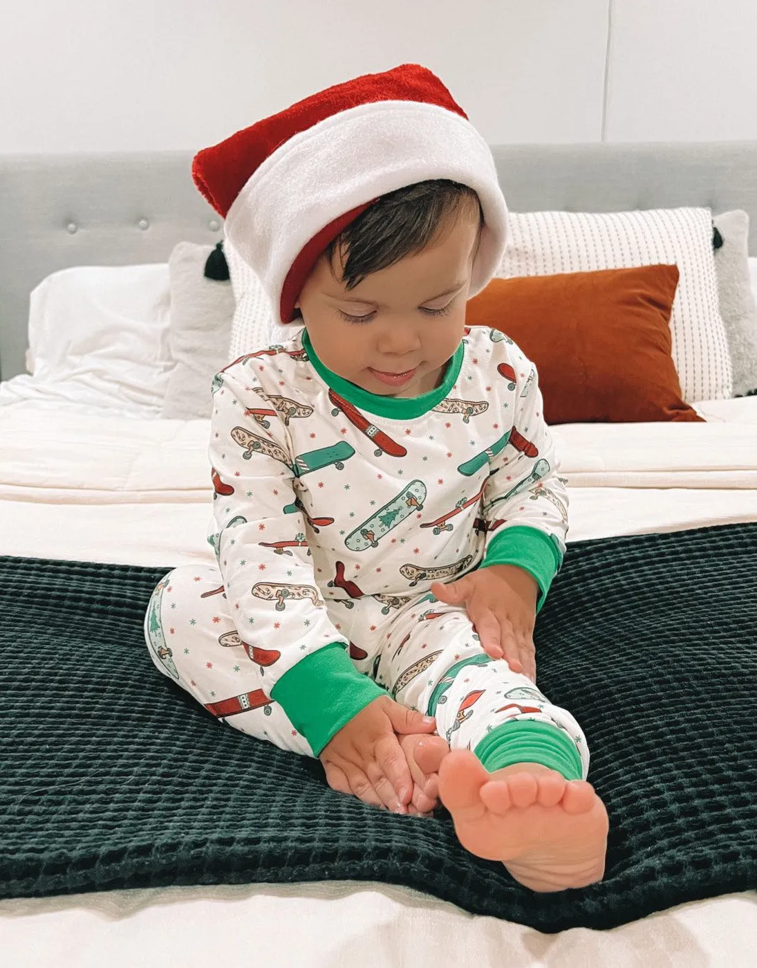 Kids 2 Pc Christmas Pajamas - Green Skateboard