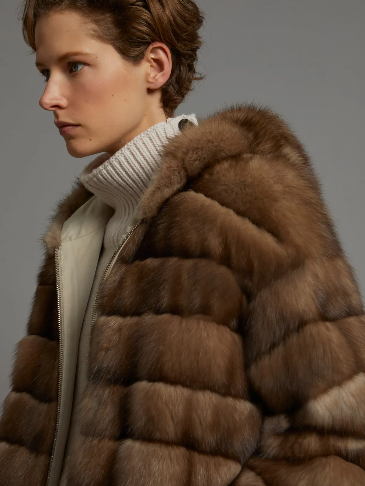 Veste courte réversible à capuche en Zibeline Bargouzine et tissu soie technique